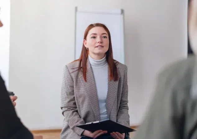 Психиатр общается с пациентами